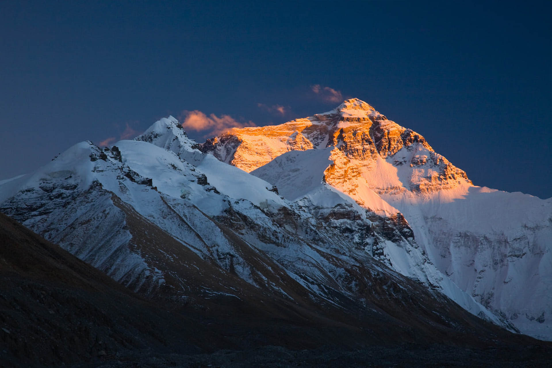 Картинки высокие горы. Гора Эверест(Джомолунгма). Гималаи Эверест. Джамалумба гора и Эверест. Рельеф горы Эверест.
